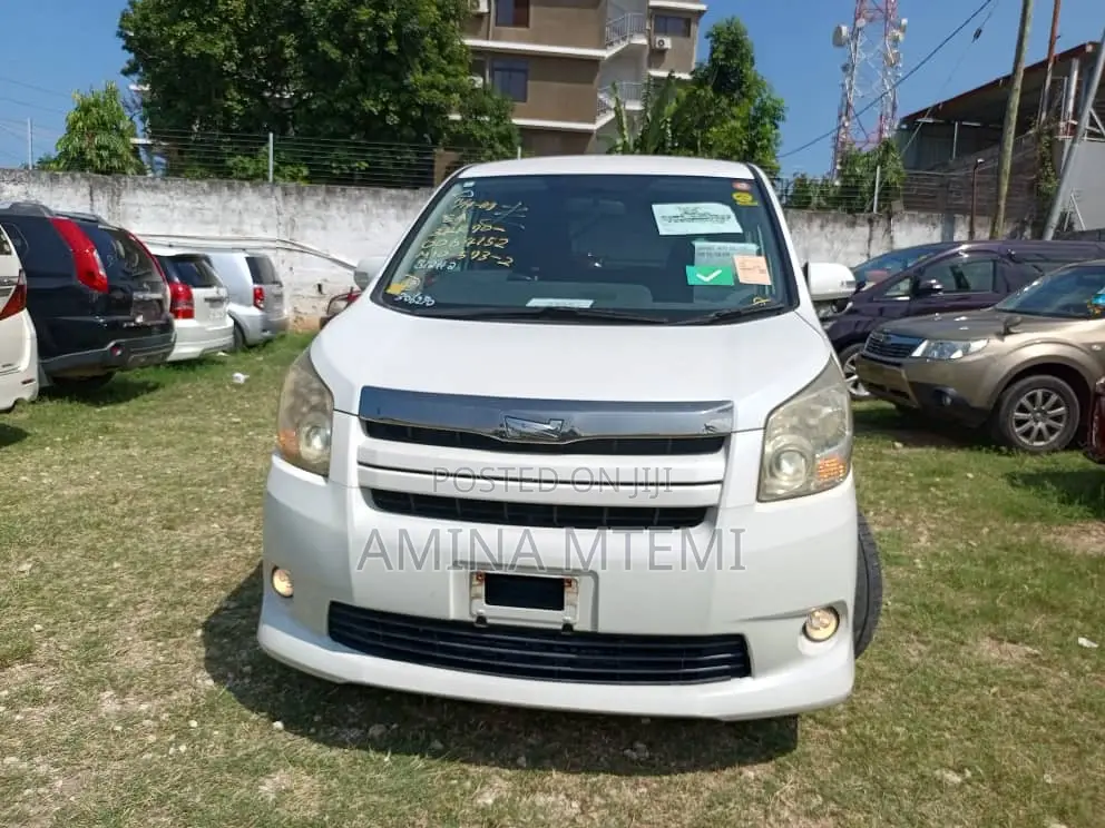 Toyota Noah 2.0 143hp AWD (8 Seater) 2008 White