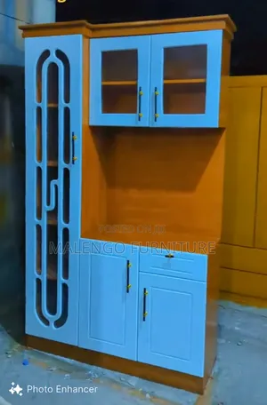 Kitchen Cabinets Yenye Milango Chini Na Juu Rangi N White Na Mkongo