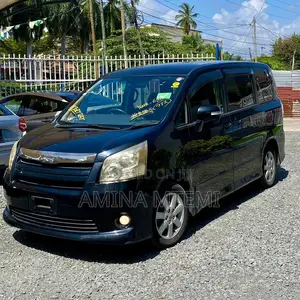 Toyota Noah 2.0 143hp AWD (8 Seater) 2009 Black
