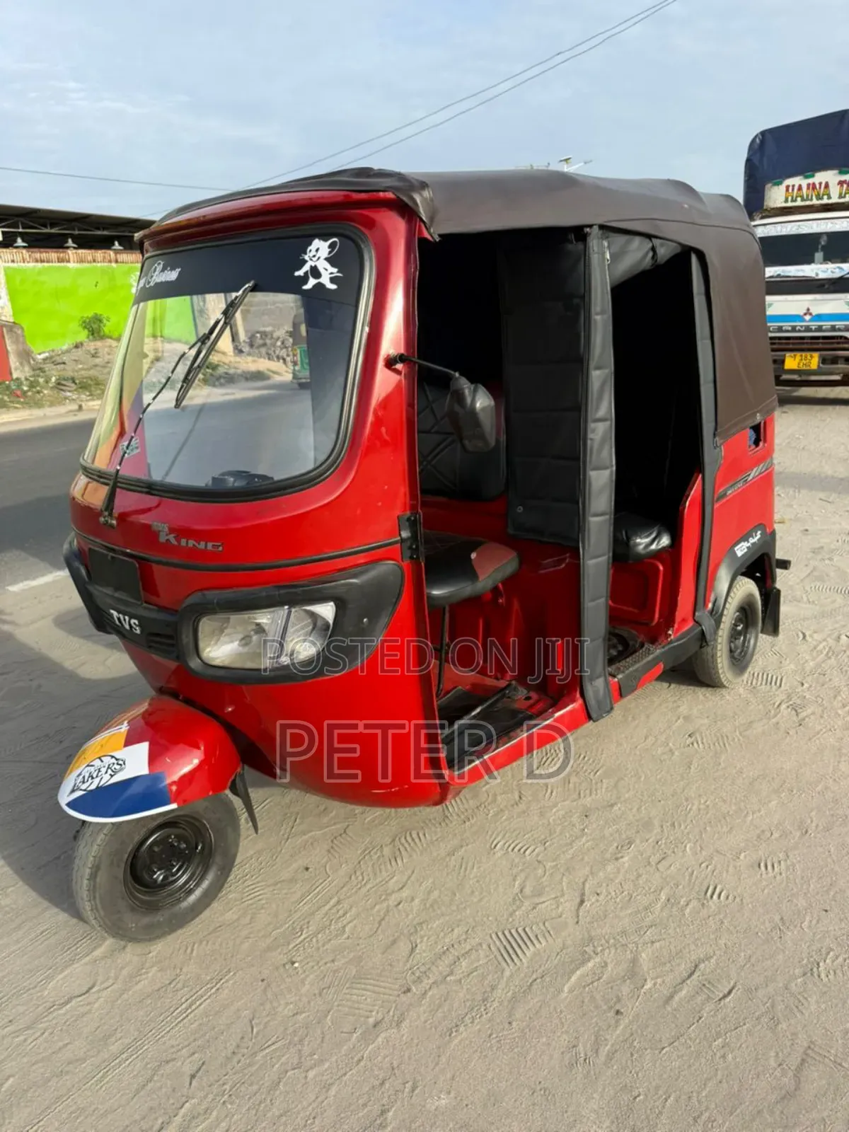 TVS Zeppelin 220 2025 Red