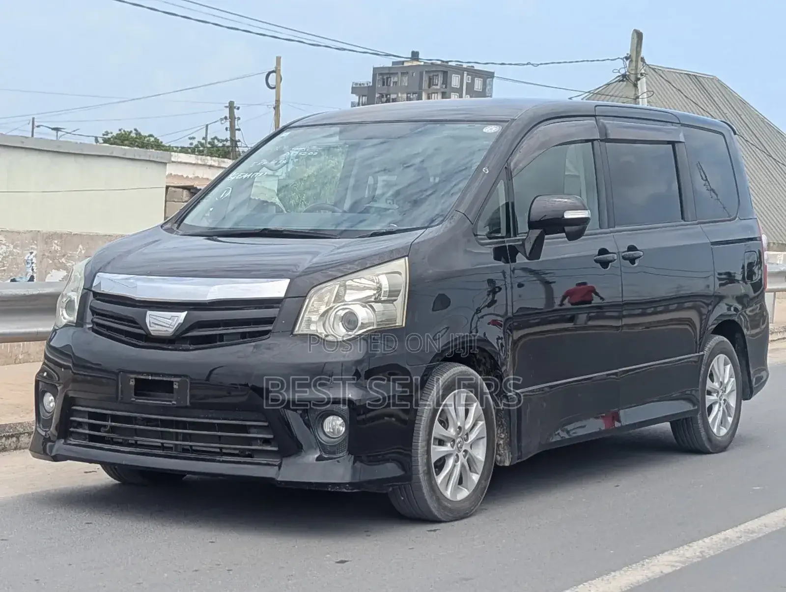 Toyota Noah 2.0 158hp AWD (7 Seater) 2012 Black