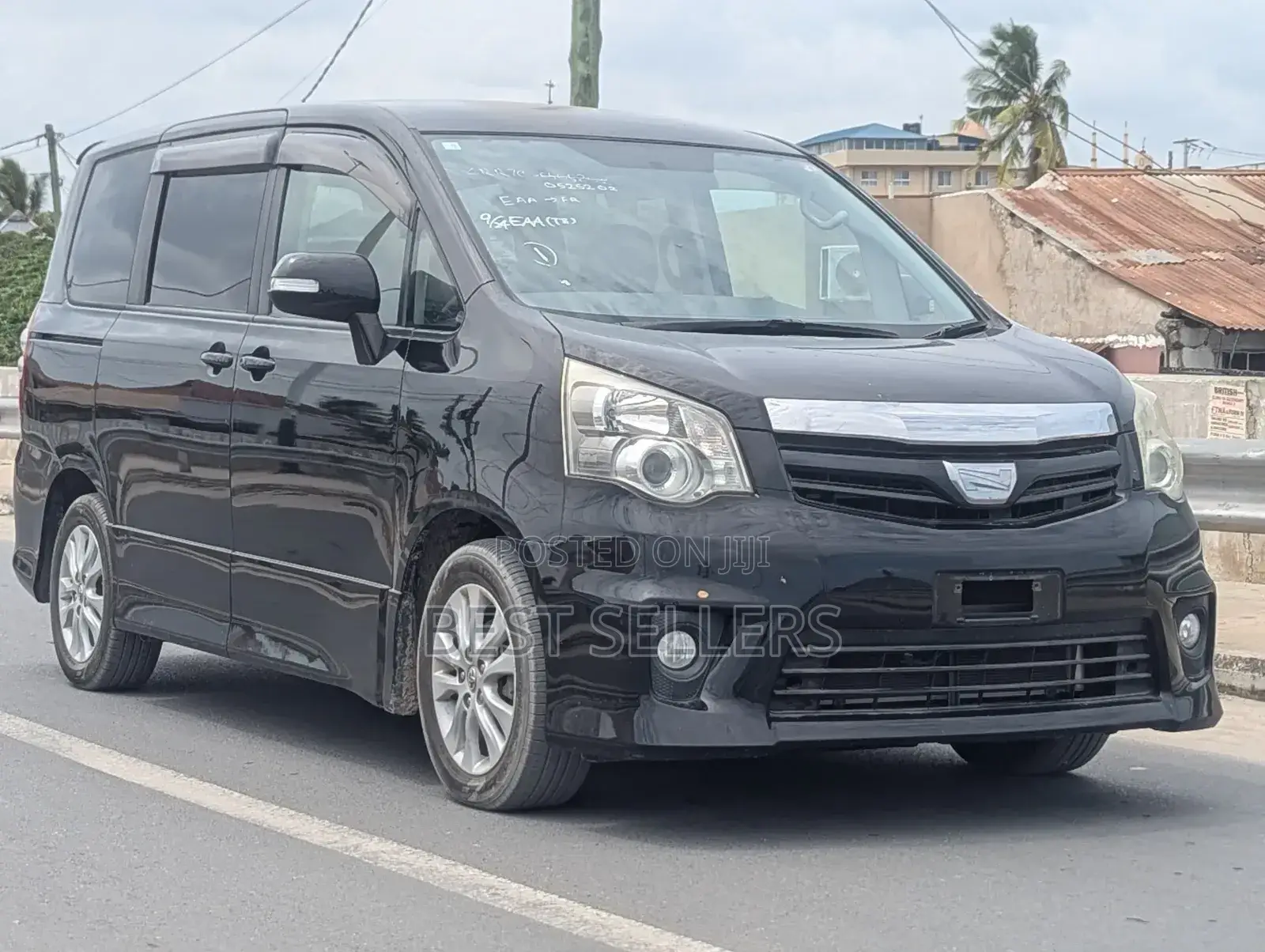 Toyota Noah 2.0 158hp AWD (7 Seater) 2012 Black