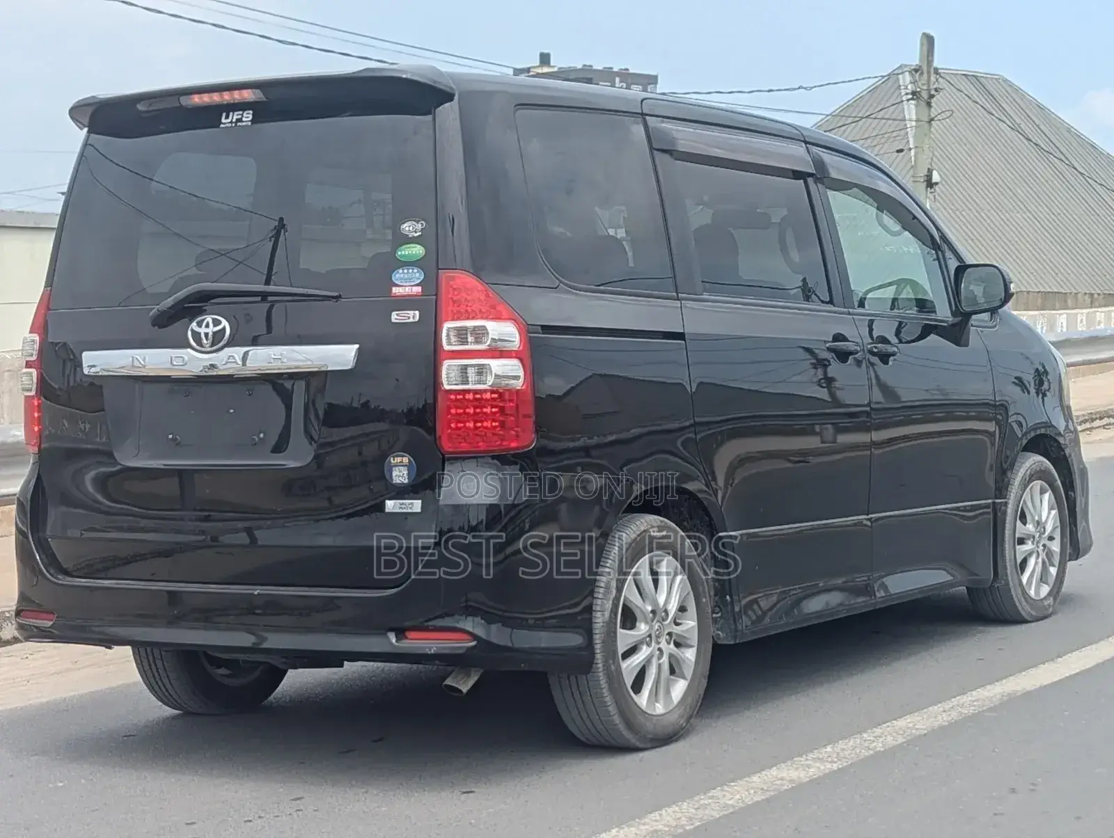 Toyota Noah 2.0 158hp AWD (7 Seater) 2012 Black