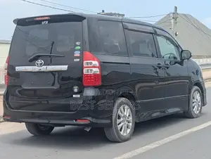 Toyota Noah 2.0 158hp AWD (7 Seater) 2012 Black