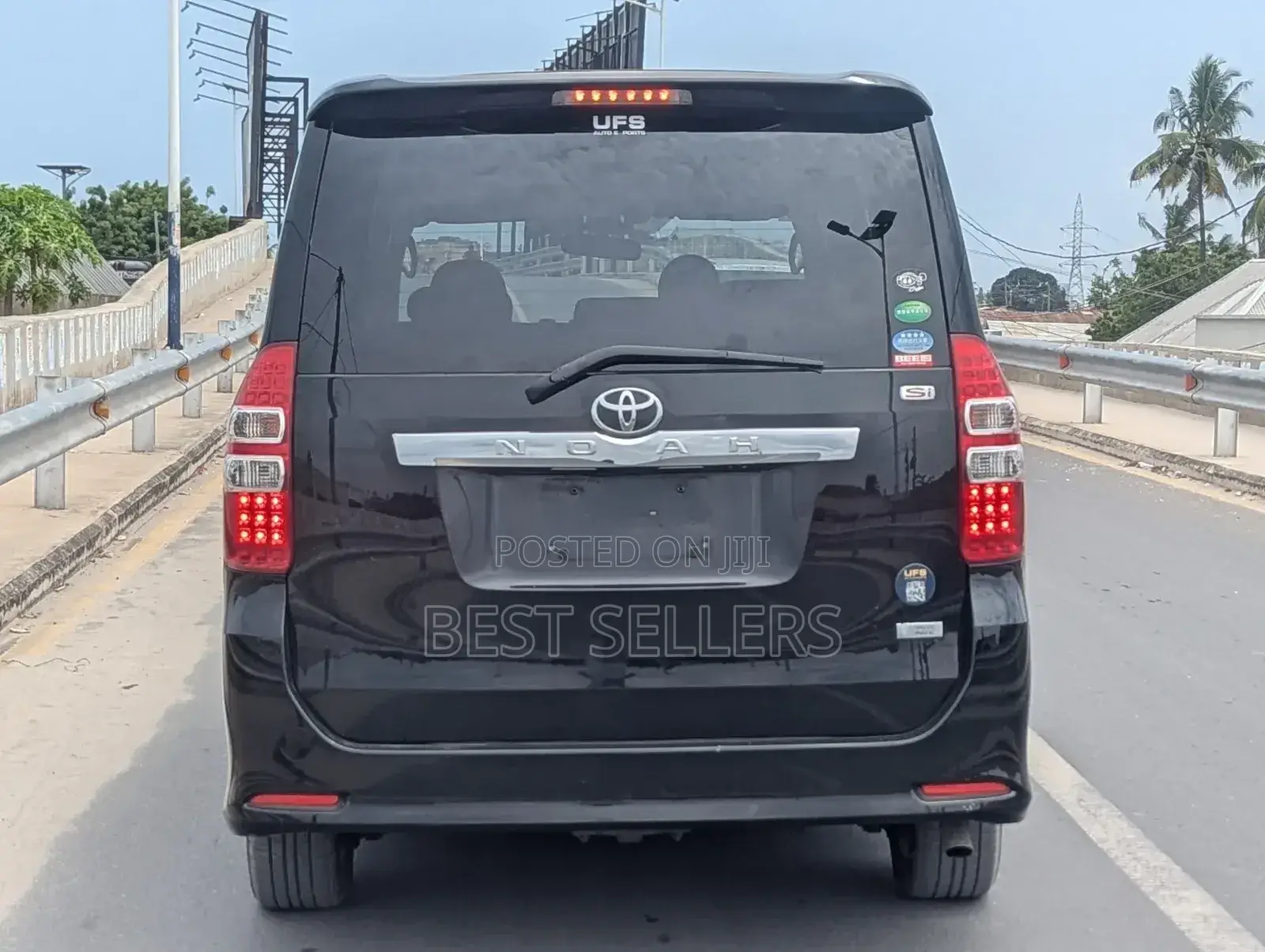 Toyota Noah 2.0 158hp AWD (7 Seater) 2012 Black