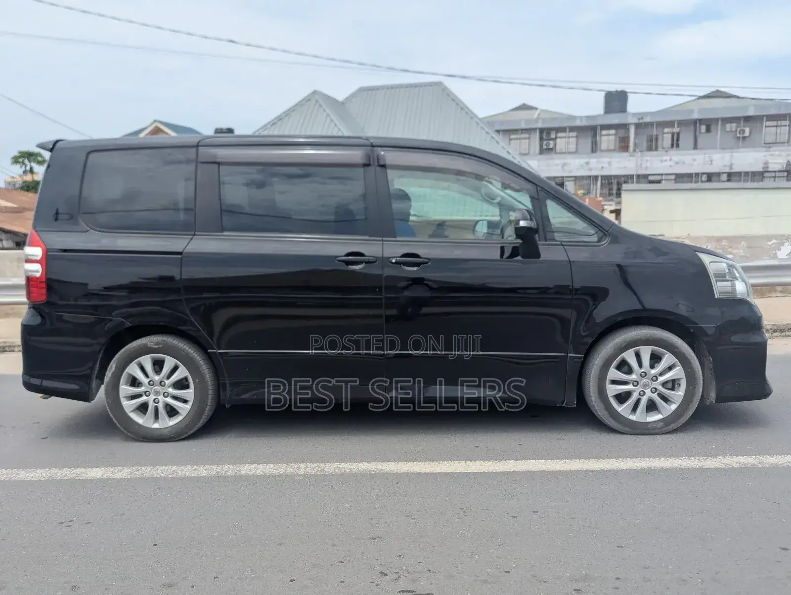 Toyota Noah 2.0 158hp AWD (7 Seater) 2012 Black