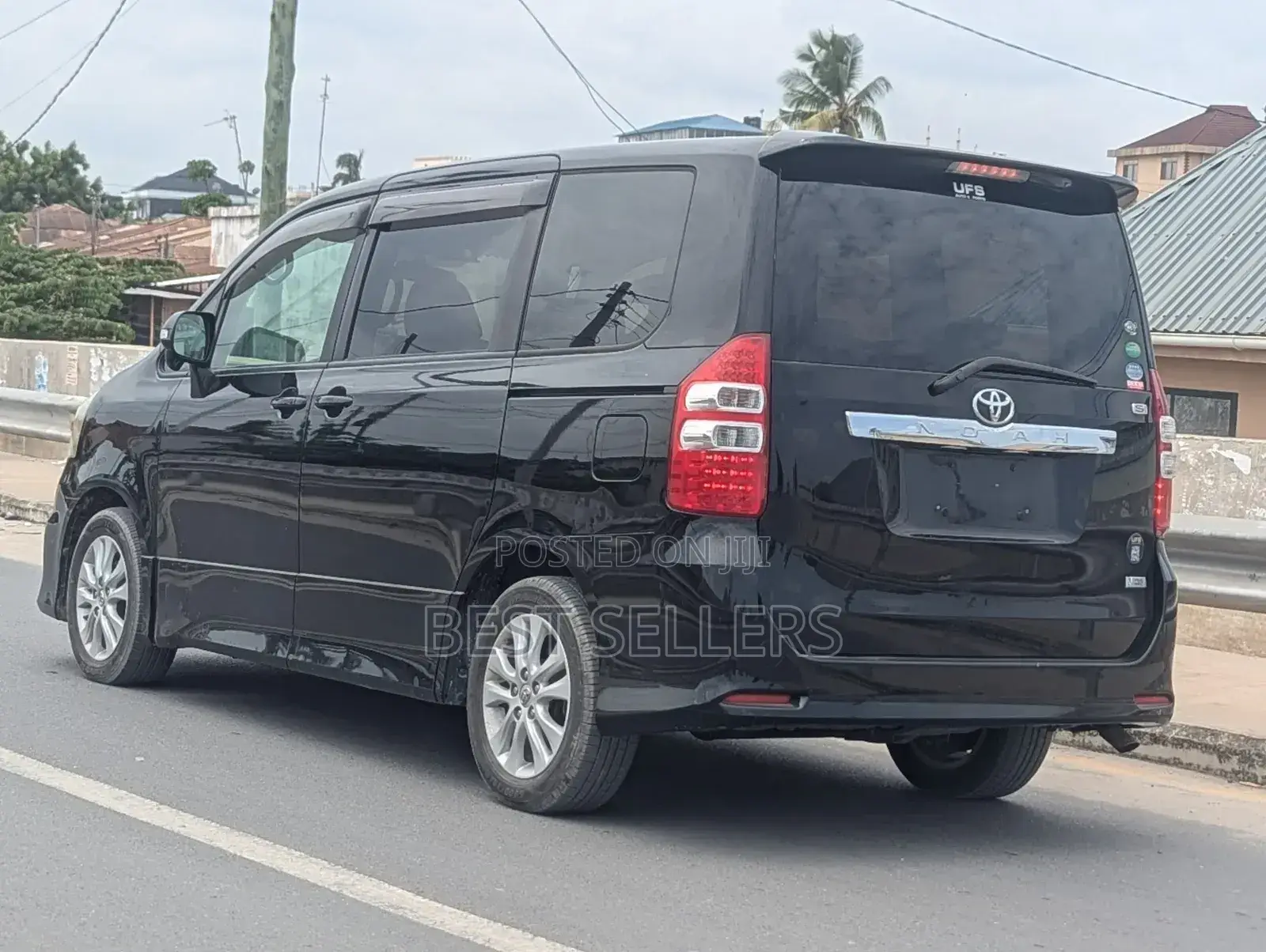 Toyota Noah 2.0 158hp AWD (7 Seater) 2012 Black