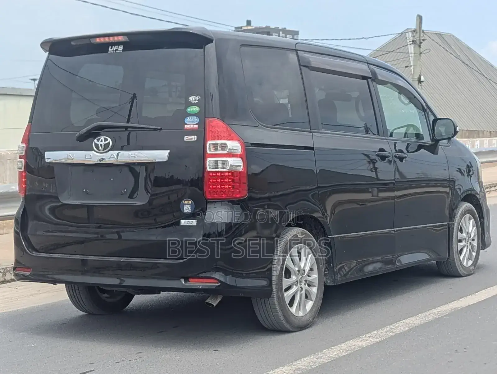 Toyota Noah 2.0 158hp AWD (7 Seater) 2012 Black