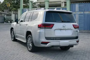 Toyota Land Cruiser LC300 2024 Silver