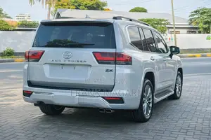 Toyota Land Cruiser LC300 2024 Silver