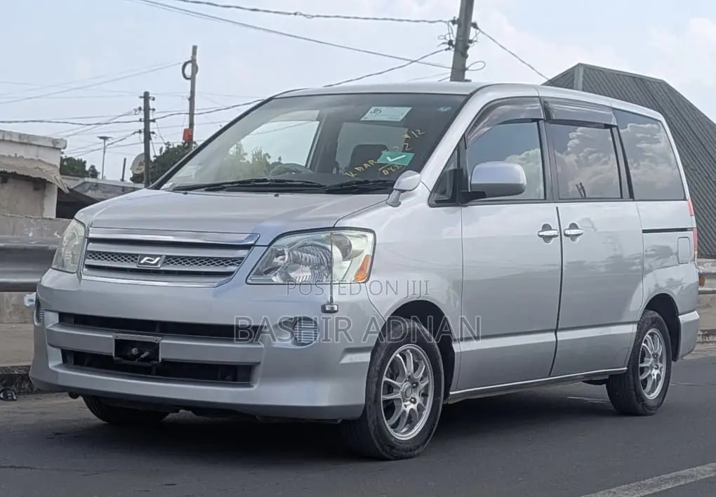 Toyota Noah 2.0 143hp FWD (7 Seater) 2007 Silver