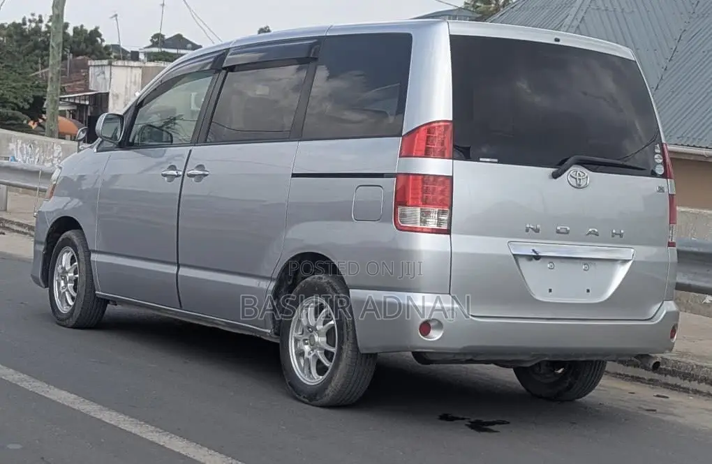 Toyota Noah 2.0 143hp FWD (7 Seater) 2007 Silver