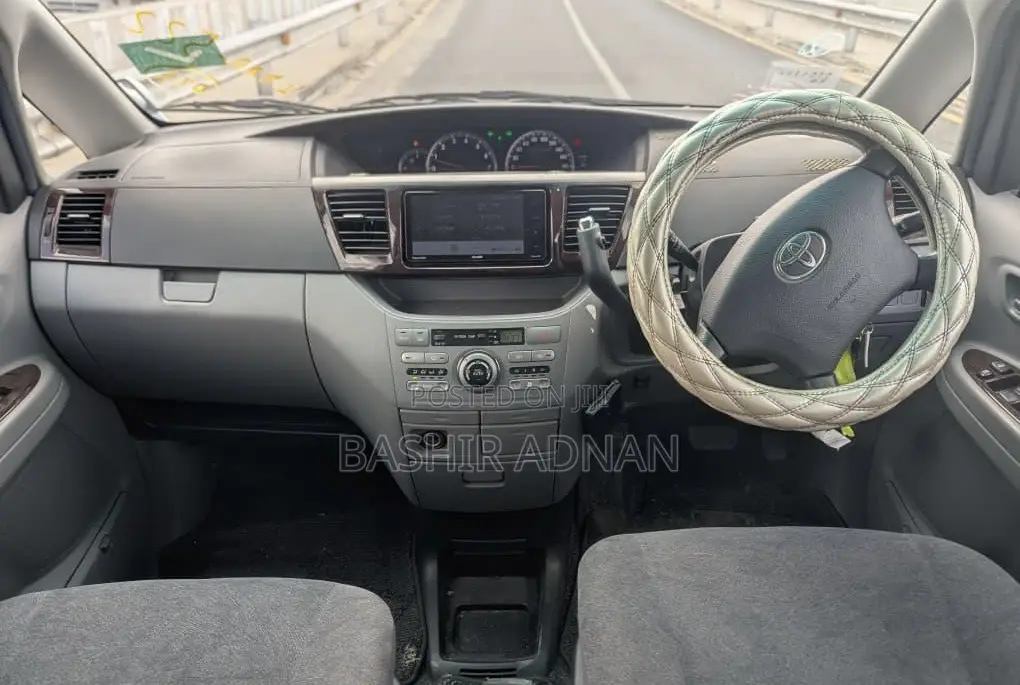 Toyota Noah 2.0 143hp FWD (7 Seater) 2007 Silver