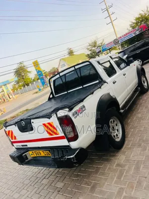 Nissan Hardbody 2012 White