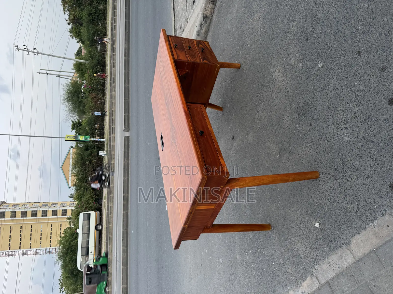 Office Table Nzuri Sana. Bei Poa
