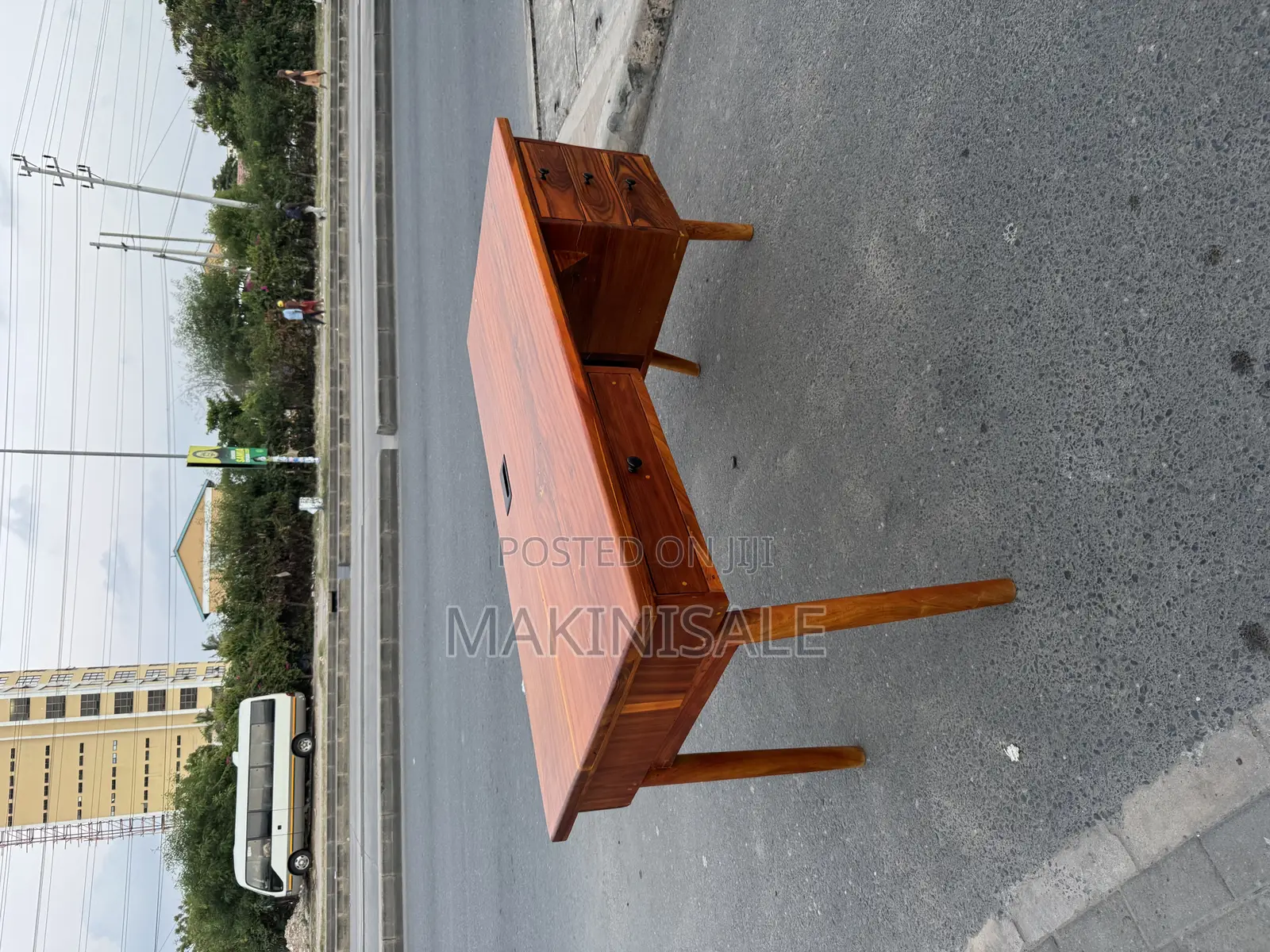 Office Table Nzuri Sana. Bei Poa