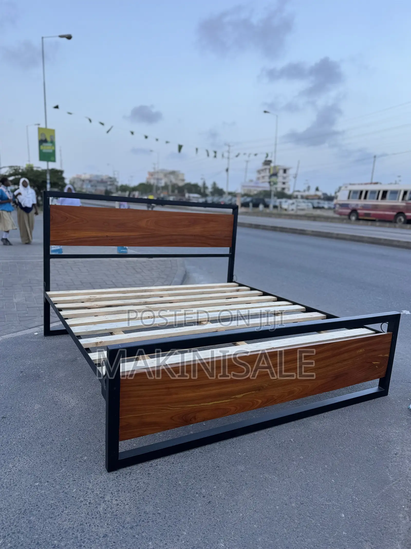 Kitanda Kizuri. Queen Size
