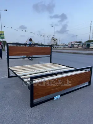 Kitanda Kizuri. Queen Size