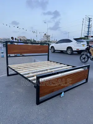 Kitanda Kizuri. Queen Size