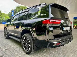 Toyota Land Cruiser LC300 2024 Black