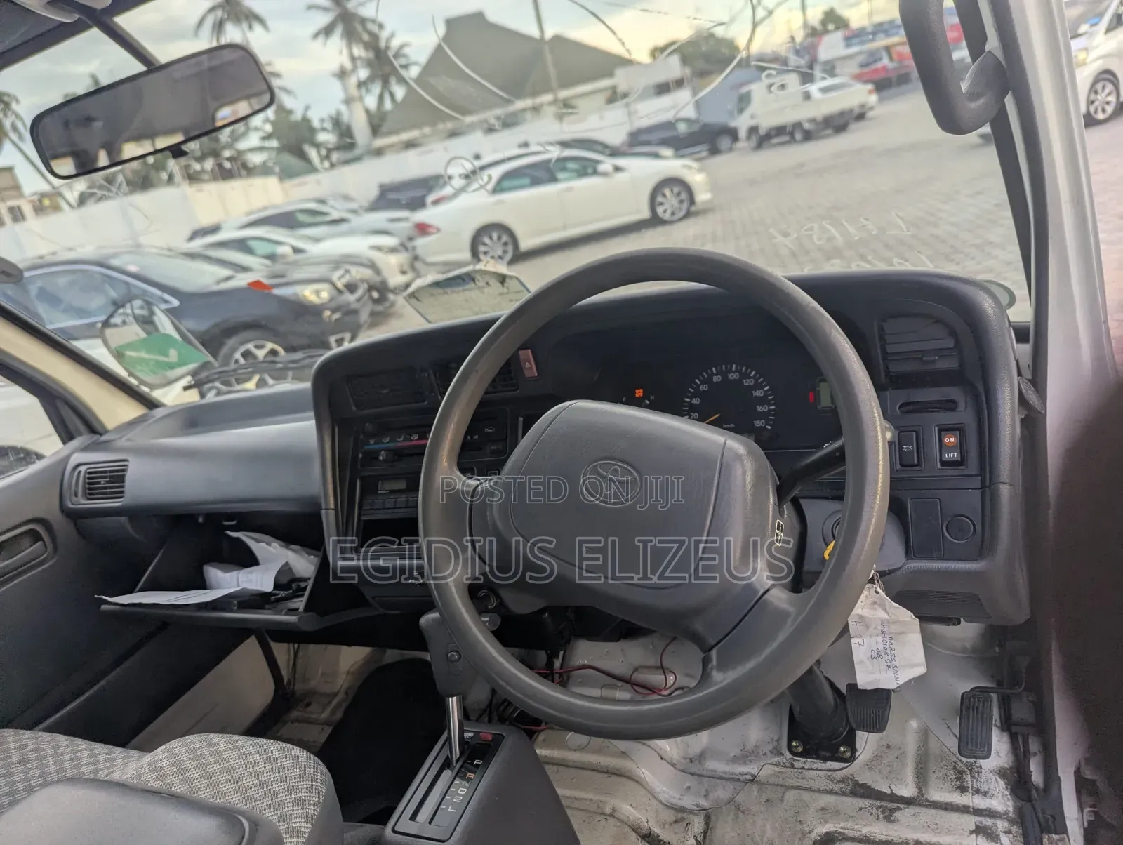 Toyota HiAce 2000 White
