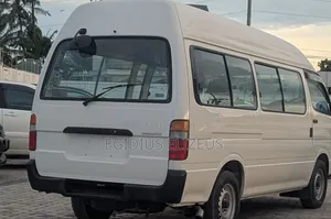 Toyota HiAce 2000 White