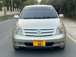 Toyota IST 2005 Gold