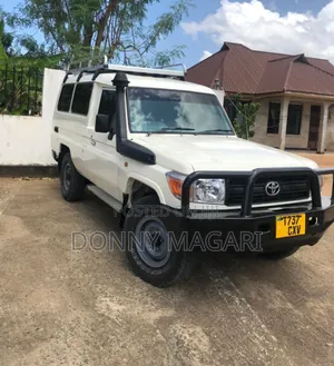 Toyota Land Cruiser 2001 White