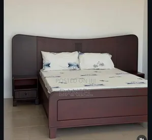 Kitanda 5*6 Full Mbao Na Bedside Mbili Na Godoro