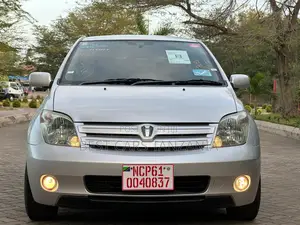 Toyota IST 2004 Silver