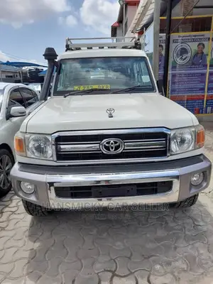 Toyota Land Cruiser 2010 White