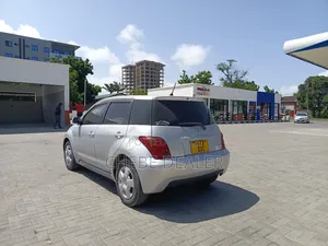 Toyota IST 2004 Silver