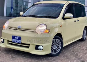 Toyota Sienta 1.5 AWD 2004 Yellow