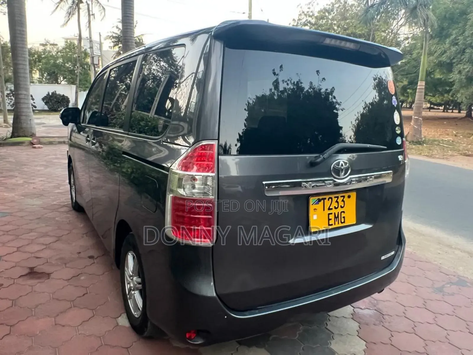 Toyota Noah 2.0 143hp AWD (7 Seater) 2010 Gray