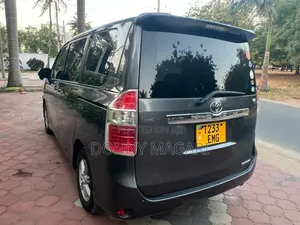 Toyota Noah 2.0 143hp AWD (7 Seater) 2010 Gray