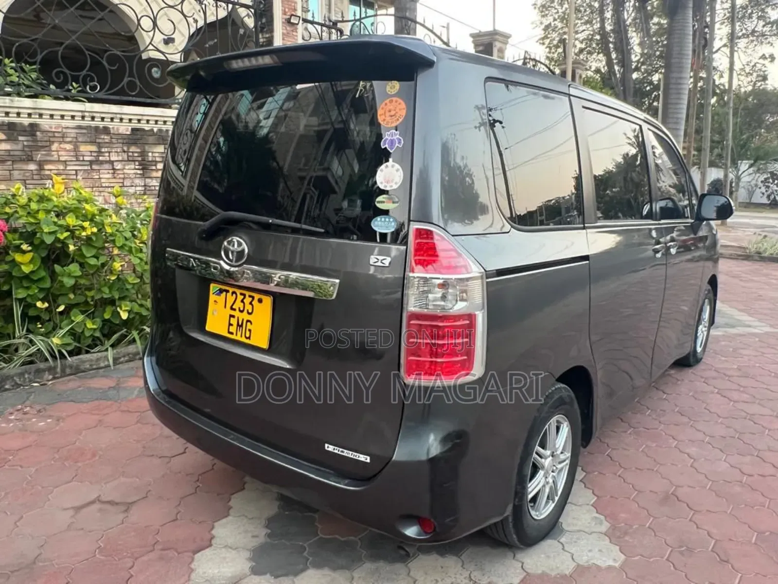 Toyota Noah 2.0 143hp AWD (7 Seater) 2010 Gray