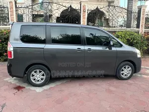 Toyota Noah 2.0 143hp AWD (7 Seater) 2010 Gray