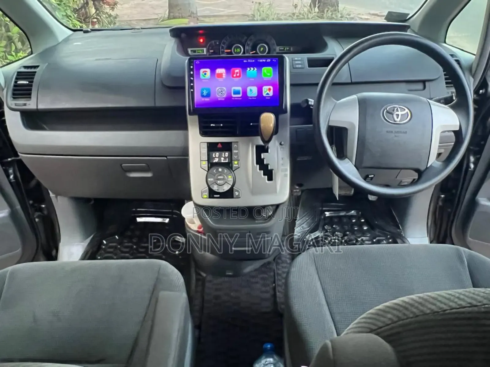 Toyota Noah 2.0 143hp AWD (7 Seater) 2010 Gray