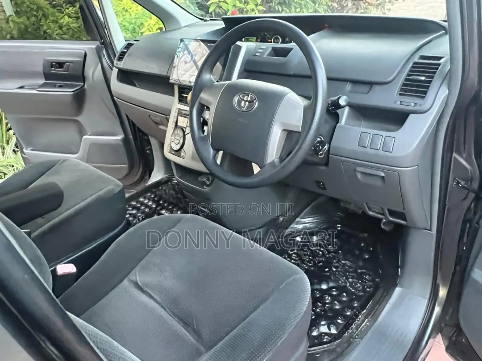 Toyota Noah 2.0 143hp AWD (7 Seater) 2010 Gray