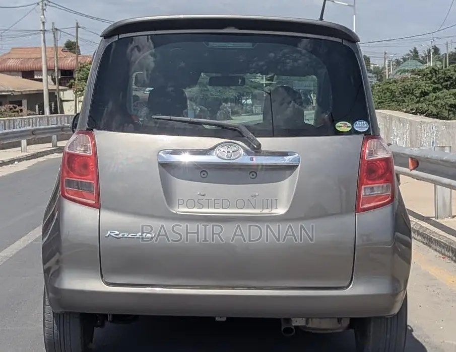 Toyota Ractis 1.5 FWD 2006 Gray