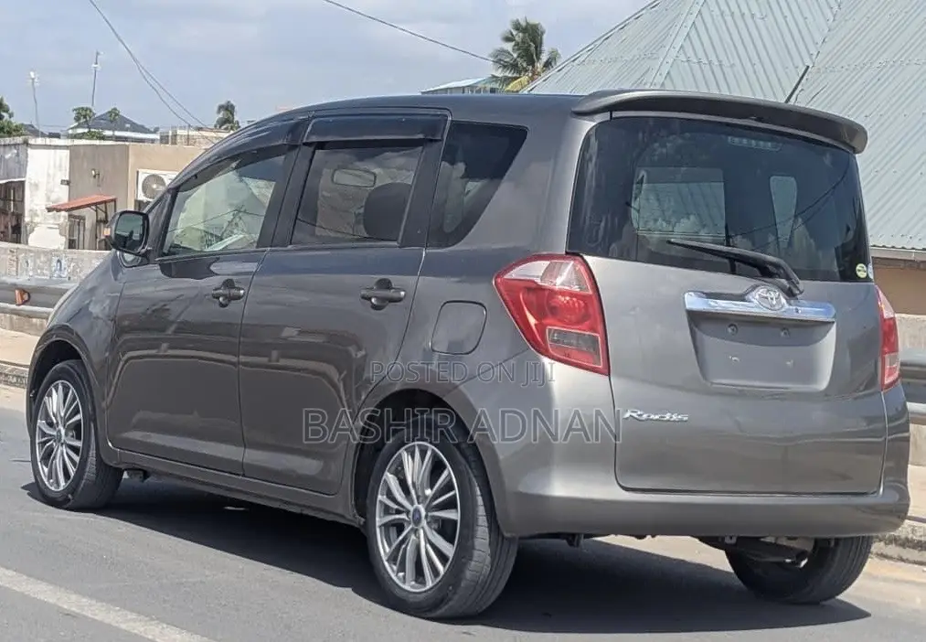 Toyota Ractis 1.5 FWD 2006 Gray
