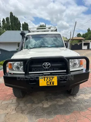 Toyota Land Cruiser 2001 White
