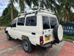 Toyota Land Cruiser 2001 White