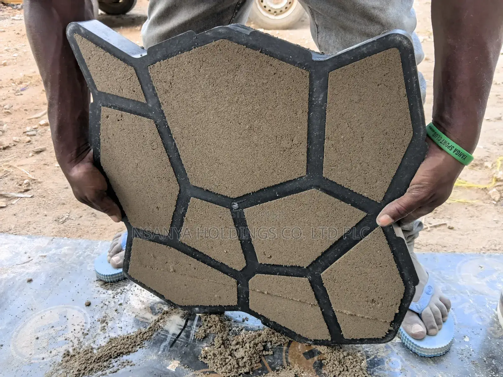 Paving Blocks Za Kisasa. Tunakuja Popote Kufyatua SQM 1 TSHS 25,000/=