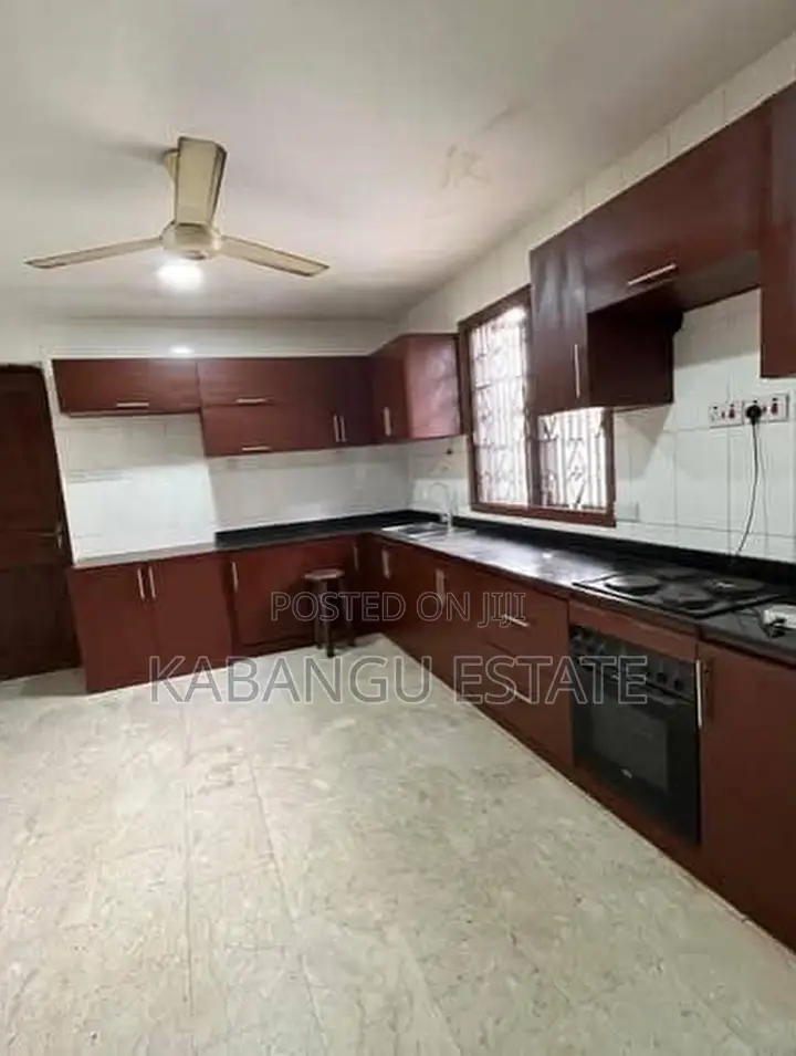 10bdrm Apartment in Upanga for rent