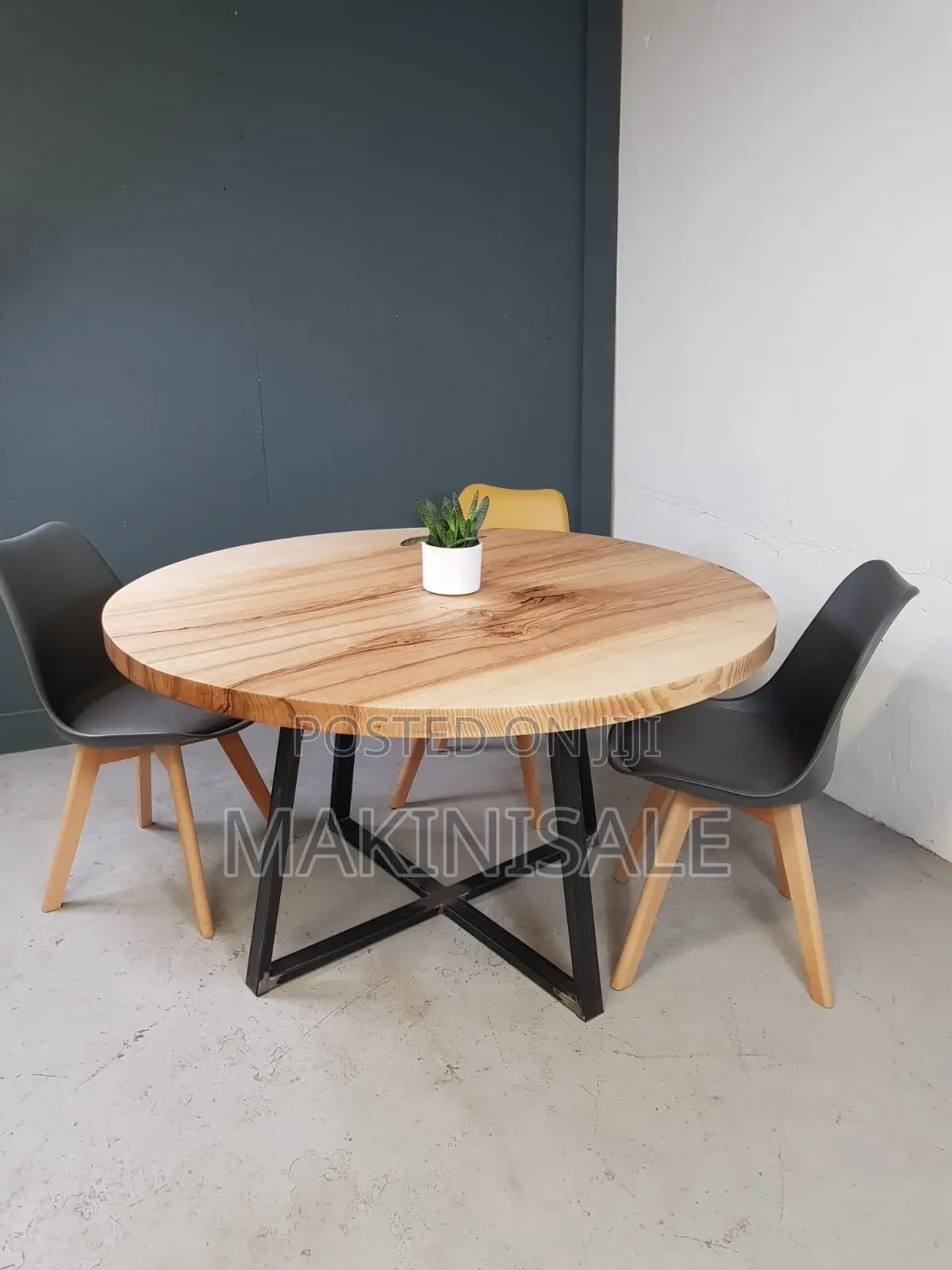 Round Table Nzuri San Miguu Chuma