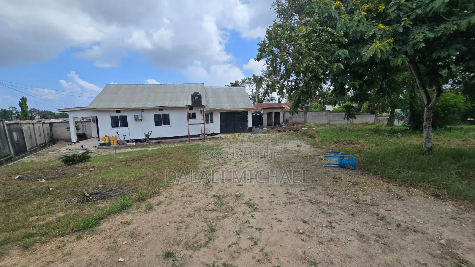 Kiwanja Kinauzwa Chuo Kikuu