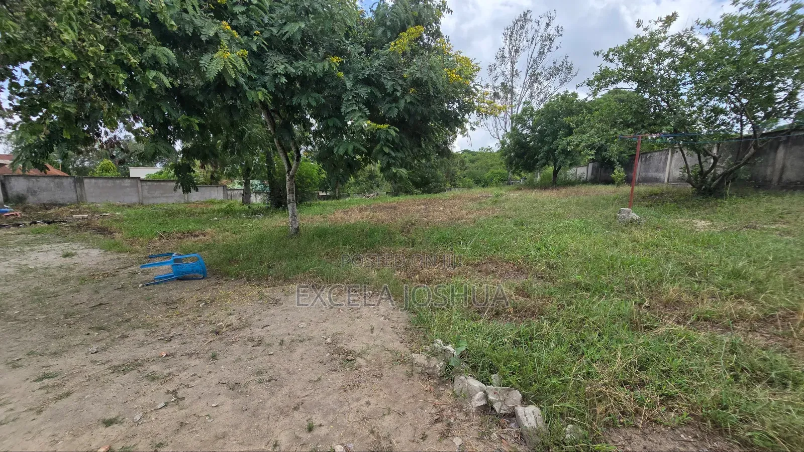 Kiwanja Kinauzwa Changanyikeni Nyuma Ya Chuo Kikuu Cha Dar-Es-Salaam