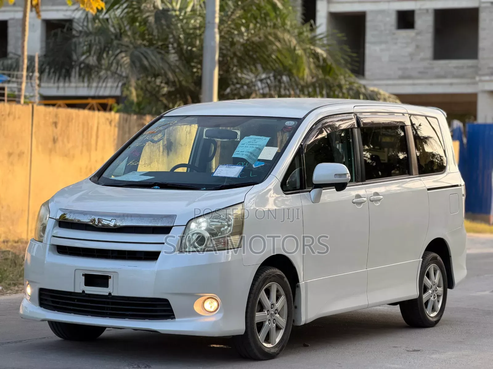 Toyota Noah 2.0 143hp AWD (7 Seater) 2008 White