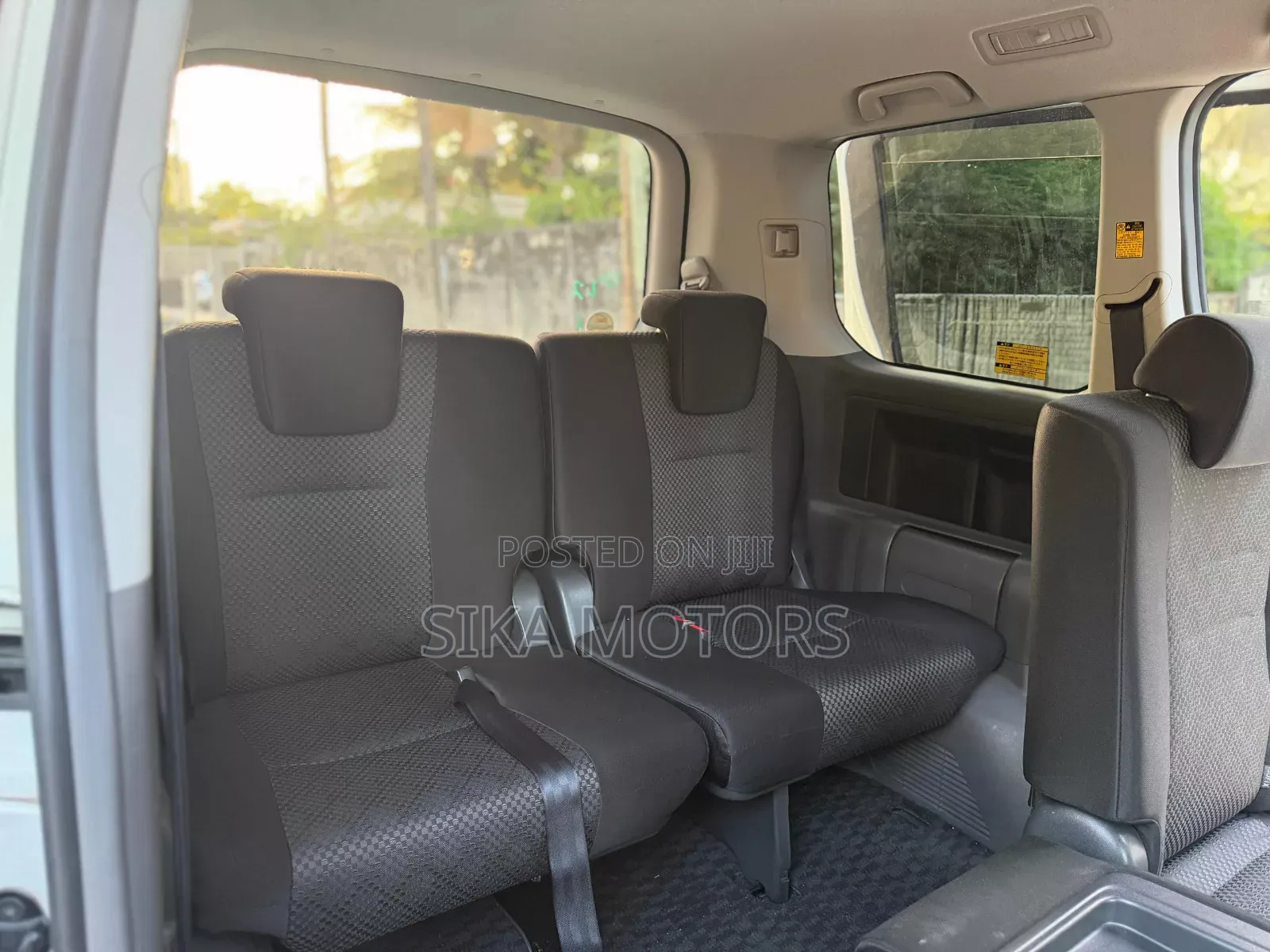 Toyota Noah 2.0 143hp AWD (7 Seater) 2008 White